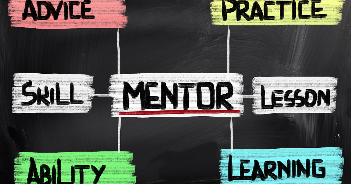 Quadro-negro com a palavra mentor no meio conectada às palavras conselho, prática, habilidade, lição, capacidade e aprendizado