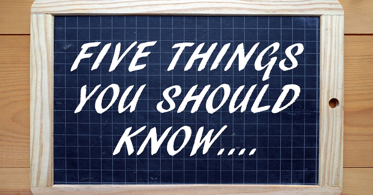 As palavras Five Things You Should Know (Cinco coisas que o senhor deve saber) em texto branco em um quadro negro como um lembrete da importância da preparação