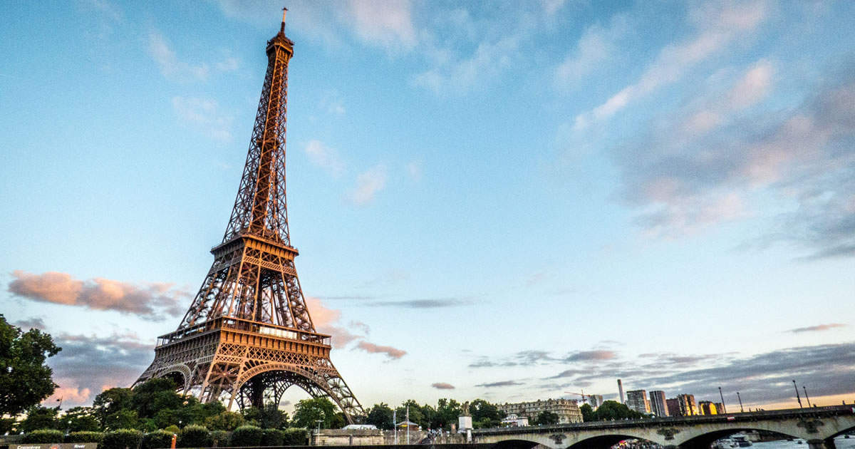 Torre Eiffel com fundo de céu azul em Paris, França