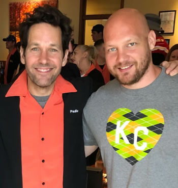 Henry Bingaman e o ator Paul Rudd no evento beneficente Paul's Big Slick