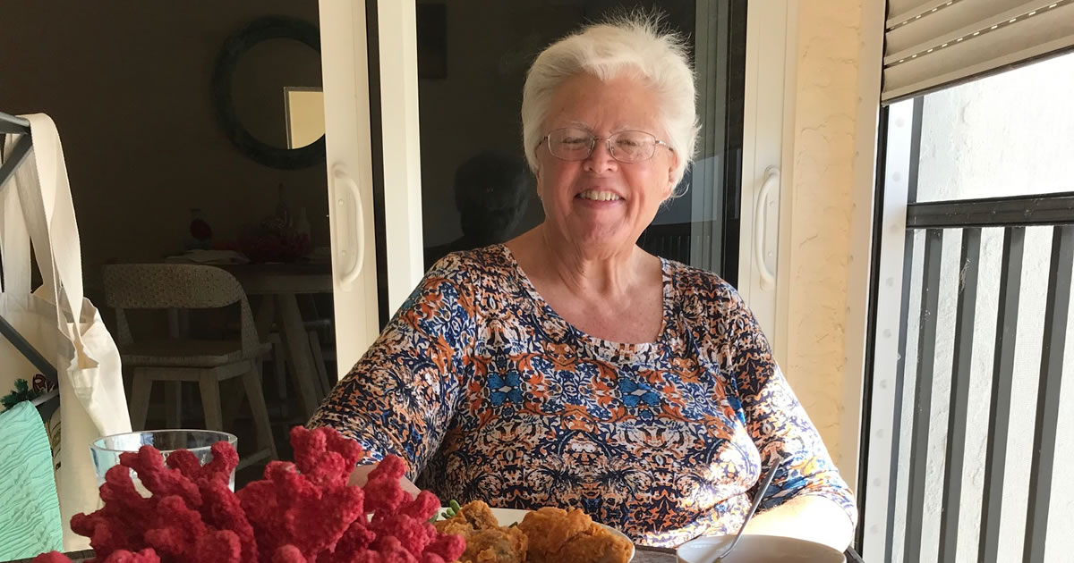 A escritora Sally Morem janta na varanda de seu condomínio na Flórida