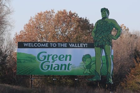 Foto de um outdoor da Jolly Green Giant que diz Welcome to the Valley (Bem-vindo ao Vale)