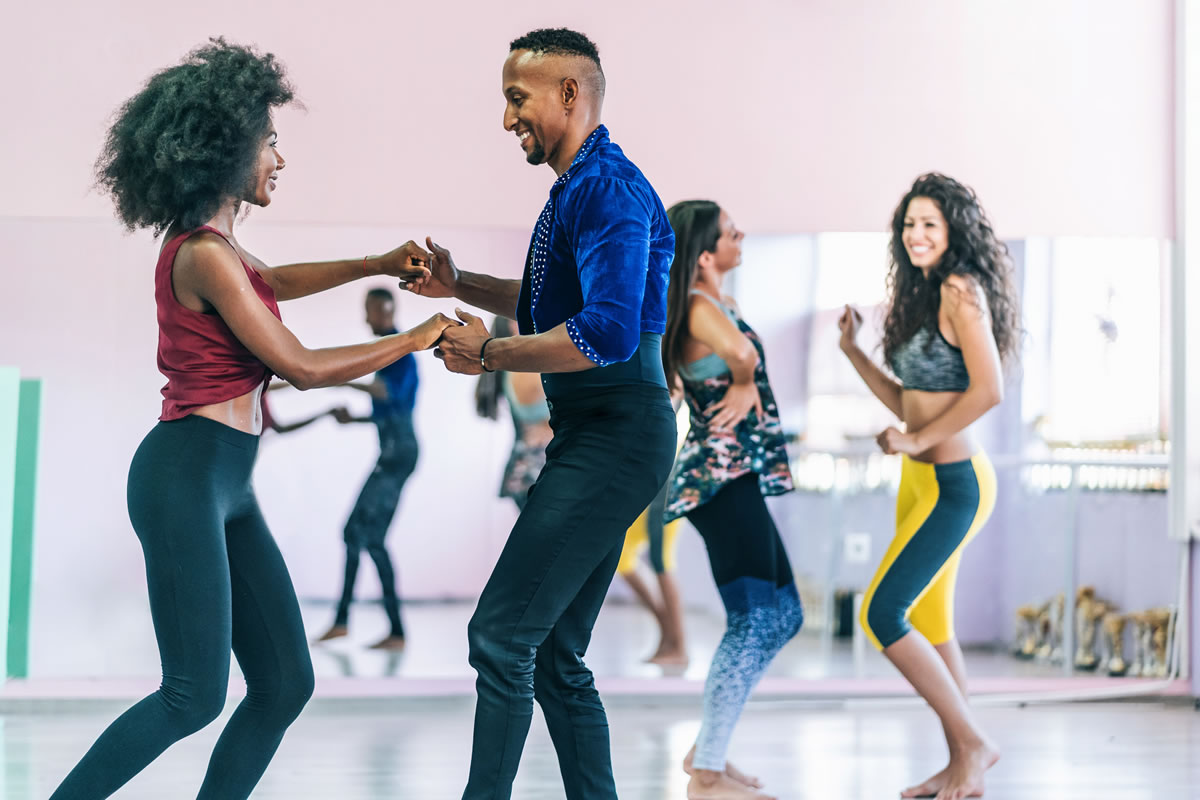 Casal dançando em uma aula de dança