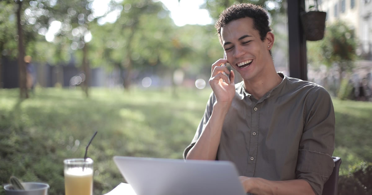 Escritor homem falando ao smartphone em um café