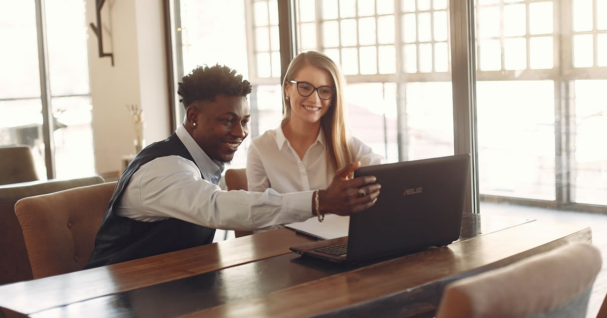 colegas de trabalho olhando para o laptop na mesa