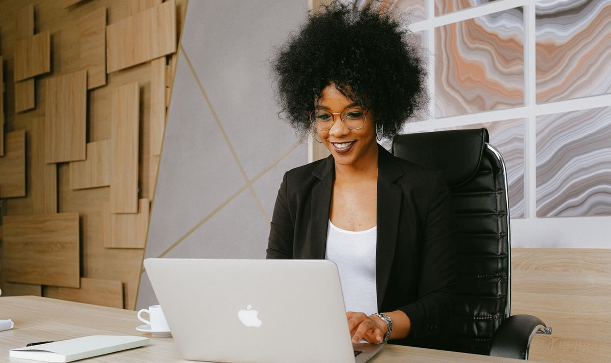 female B2B copywriter working on laptop at desk