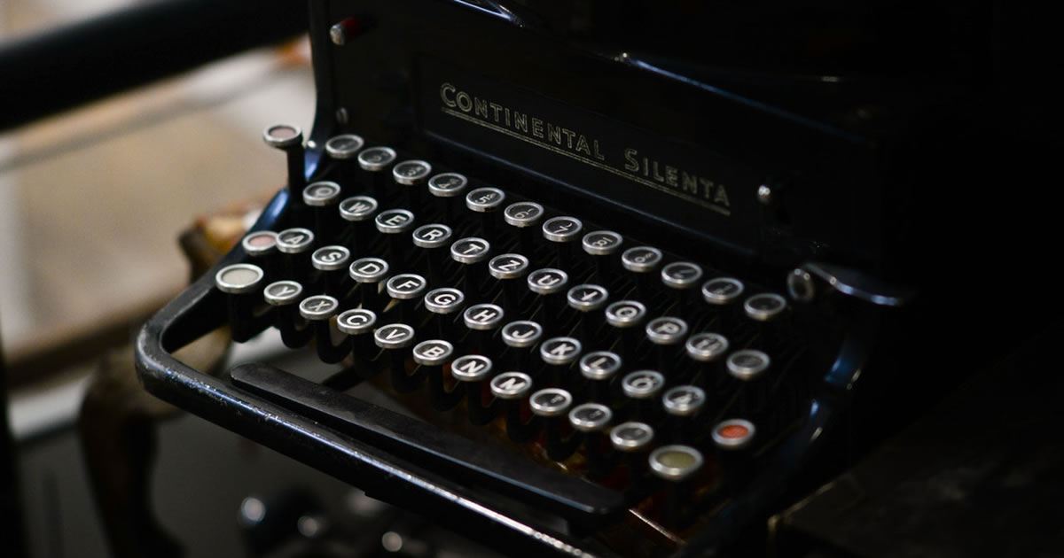 black antique typewriter