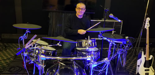 O escritor Jim Wright tocando bateria