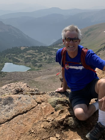 O escritor Jim Abbey em uma caminhada no Colorado