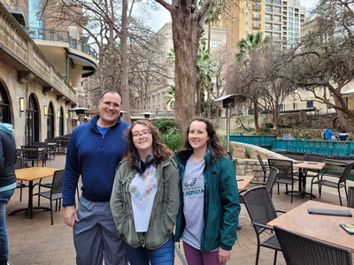 O escritor Jon Stoltzfus e suas duas filhas mais velhas durante uma viagem em família ao River Walk de San Antonio