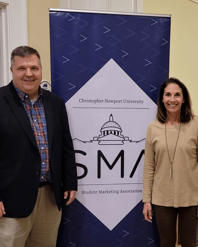 O escritor Charles George e a Dra. Lisa Spiller conversaram com a Christopher Newport University Student Marketing Association