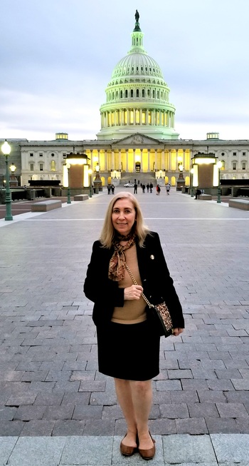 A escritora Monica Coleman fica do lado de fora do Capitólio dos EUA, em Washington DC, depois de sua primeira tarefa cobrindo uma audiência no Congresso