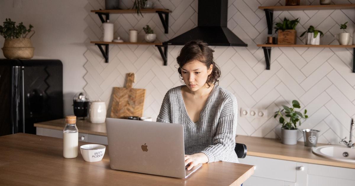 mulher freelancer ganhar dinheiro escrevendo trabalhando em casa