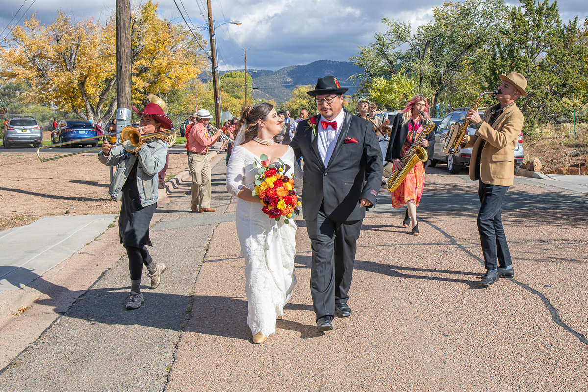 Amanda usava o nome Mandy até seu casamento, há dois anos. Aqui, ela e seu marido recebem uma serenata após a cerimônia de casamento em Los Alamos, Novo México.